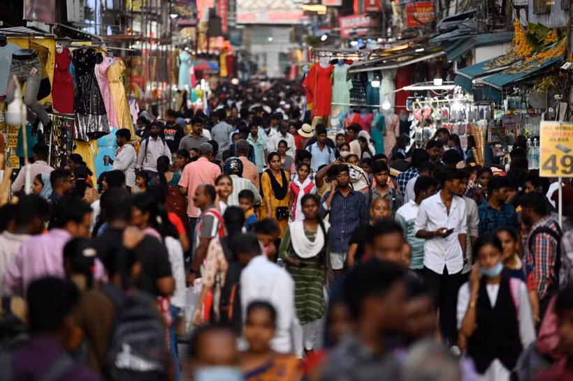 Người dân mua sắm tại một khu chợ ở Chennai (Ấn Độ). (Ảnh: AFP/TTXVN)
