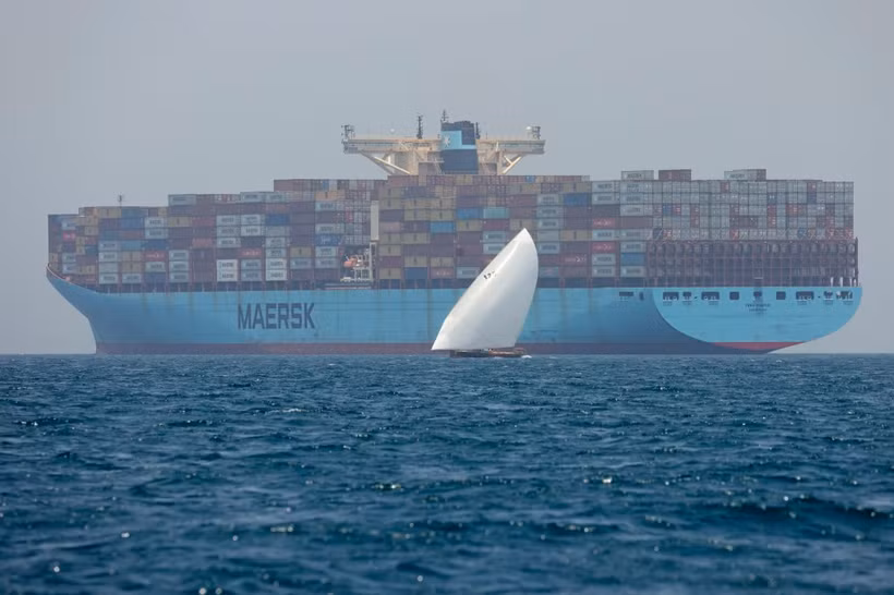 Tàu container của hãng Maersk di chuyển gần đảo Sir Abu Nuair hướng tới Dubai (Các Tiểu Vương quốc Arab Thống nhất). (Ảnh: AFP/TTXVN)