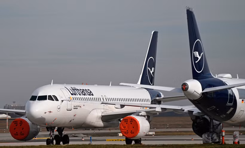 Máy bay của Hãng Hàng không Lufthansa tại Sân bay Berlin Brandenburg (Đức). (Ảnh: AFP/TTXVN)