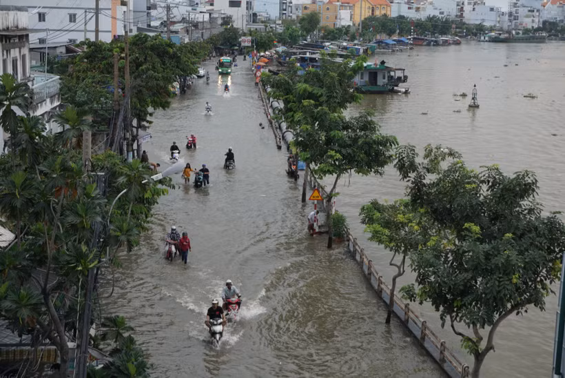 Ngập sâu trên đường Trần Xuân Soạn, Quận 7, gây khó khăn trong việc đi lại và sinh hoạt của người dân. (Ảnh: Trần Xuân Tình/TTXVN)