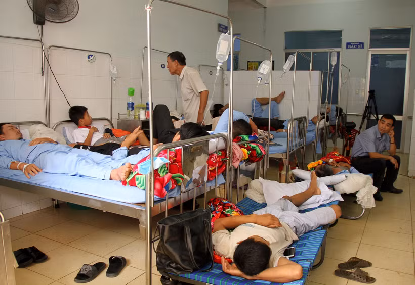 Các bệnh nhân sốt xuất huyết phải nằm ghép giường do quá tải. (Ảnh: Văn Tý/TTXVN)