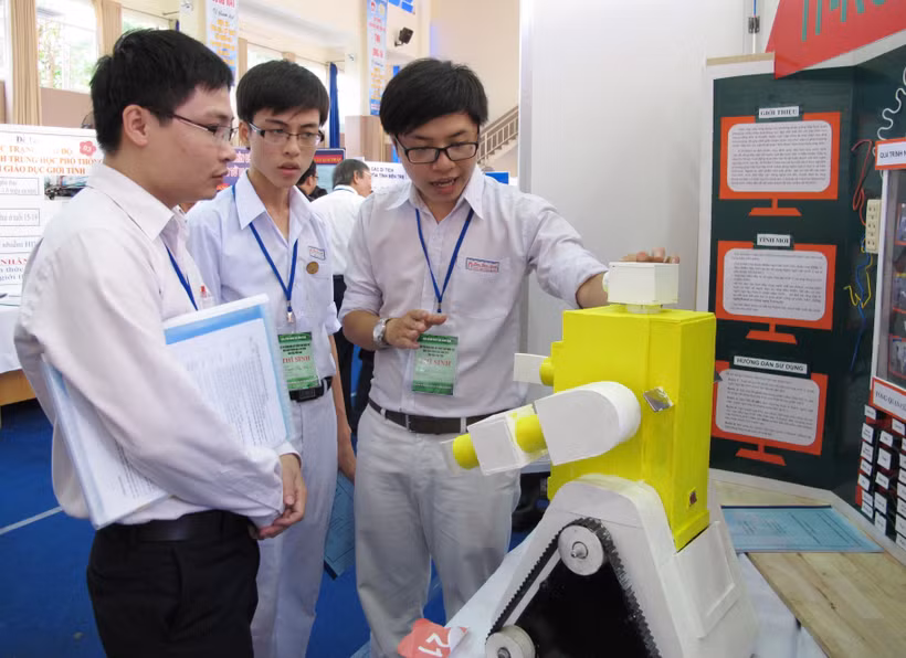 Robot do học sinh trung học phổ thông thành phố Hồ Chí Minh chế tạo tham dự một hội thi khoa học công nghệ toàn thành phố. (Ảnh: Phương Vy/TTXVN)