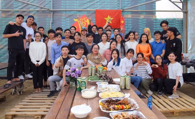 Các tu nghiệp sinh Việt Nam thuộc Trung tâm AICAT cùng liên hoan đón Giao thừa. (Ảnh Vũ Hội/TTXVN)
