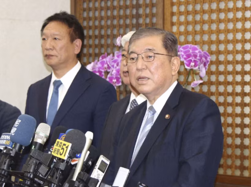 Ông Shigeru Ishiba (phải) trong một cuộc gặp gỡ báo chí hôm 14/8 vừa qua. (Nguồn: Kyodo News)