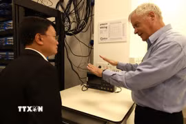 Tiến sỹ Nissan Maskil, Giám đốc điều hành (CEO) Qarakal Quantum giới thiệu với Đại sứ Việt Nam tại Israel Nguyễn Kỳ Sơn về hệ thống máy tính lượng tử 20qbits tại Đại học Hebrew. (Ảnh: Thanh Bình/TTXVN)