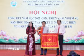 Trao cờ thi đua của Thủ tướng Chính phủ cho trường Dân tộc nội trú THPT Nam Quảng Trị. (Ảnh: Thanh Thuỷ/TTXVN)