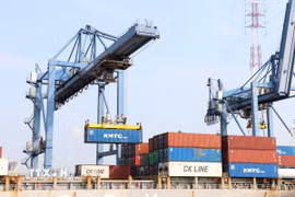 Bốc dỡ hàng tại Tân cảng Cát Lái (Thành phố Hồ Chí Minh), cảng lớn và hiện đại nhất cả nước, thuộc nhóm cảng container có sản lượng thông qua hàng đầu thế giới. (Ảnh: Tiến Lực/TTXVN)