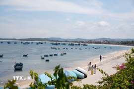 Khung cảnh bình yên của làng chài ven biển ở khu vực danh thắng quốc gia Hòn Yến. (Ảnh: Tuấn Anh/TTXVN)