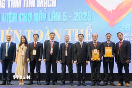 Lãnh đạo Bộ Y tế, Bệnh viện Chợ Rẫy chụp ảnh cùng chủ tọa đoàn, báo cáo viên của phiên toàn thể trong Hội nghị. (Ảnh: Đinh Hằng/ TTXVN)