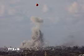 Khói bốc lên từ toà nhà bị phá huỷ trong vụ không kích của Israel xuống thành phố Gaza, ngày 25/9/2025. (Ảnh: THX/TTXVN)