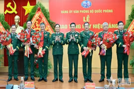 Đại tướng Phan Văn Giang và Đại tướng Nguyễn Tân Cương chúc mừng các đồng chí thủ trưởng Bộ Quốc phòng và chỉ huy Văn phòng Bộ Quốc phòng. (Ảnh: Báo QĐND)