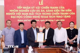 Ông Nguyễn Mạnh Cường, Phó Chủ tịch Ủy ban Nhân dân Thành phố, Trưởng Ban Chỉ đạo Thành phố trao thư cảm ơn Phó Giáo sư, Tiến sỹ Alex Thái Đình Võ và nhóm Nghiên cứu dự án, sáng kiến tìm kiếm người Việt Nam mất tích trong chiến tranh của Đại học Công nghệ Texas Hoa Kỳ. (Ảnh: Xuân Khu/TTXVN)