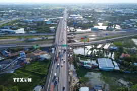 Tuyến cao tốc Bến Lức-Long Thành mở rộng kết nối các khu công nghiệp với hệ thống cảng biển, góp phần thúc đẩy giao thương liên vùng. (Ảnh: Giang Phương/TTXVN)