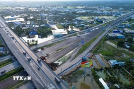Cao tốc Bến Lức-Long Thành từng bước phát huy hiệu quả, tạo thuận lợi cho hoạt động vận chuyển hàng hóa và phát triển logistics. (Ảnh: Giang Phương/TTXVN)