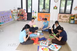 Giáp viên Trường Mầm non Tam Chúc, phường Tam Chúc, Ninh Bình, chuẩn bị trang trí phòng lớp trước thời gian sáp nhập trường. (Ảnh: Đại Nghĩa/TTXVN)