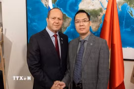 Tham tán Thương vụ-Đại sứ quán Việt Nam tại Israel Lê Thái Hòa và Ngài Nir Barkat, Bộ trưởng Kinh tế và Công nghiệp Israel. (Ảnh: TTXVN phát)