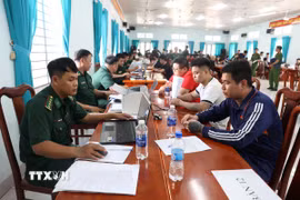 Lực lượng chức năng tiến hành lấy lời khai những công dân Việt Nam do các lực lượng chức năng của Campuchia trao trả. (Ảnh minh họa: Thanh Tân/TTXVN)