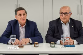 Ông Rodolfo Rossi (phải), Chủ tịch Hiệp hội Đậu tương Argentina (ACSoja) và ông Ricardo Bergmann (trái), Phó Chủ tịch ACSoja. (Ảnh: Thanh Tùng/TTXVN)