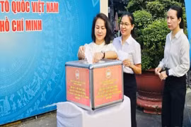 Cán bộ, công chức cơ quan Ủy ban Mặt trận Tổ quốc Việt Nam Thành phố Hồ Chí Minh ủng hộ Quỹ “Vì biển đảo quê hương-Vì tuyến đầu Tổ quốc” sáng 3/8. (Ảnh: Báo Nhân dân)