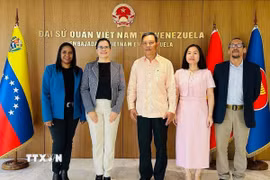 Bà Blanca Eekhout, Ủy viên Ban Chấp hành Trung ương Đảng Xã hội chủ nghĩa Thống nhất Venezuela (PSUV) cầm quyền, Chủ nhiệm Ủy ban Phát triển cộng đồng của Quốc hội chụp ảnh chung với Đại sứ Việt Nam tại Venezuela Vũ Trung Mỹ. (Ảnh: ĐSQ cung cấp/TTXVN phát)