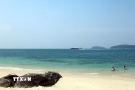Bãi biển cát trắng tuyệt đẹp trên đảo Cù Lao Chàm (thành phố Đà Nẵng) thu hút khách du lịch. (Ảnh: Đỗ Trưởng/TTXVN)