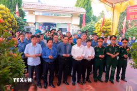 Các đại biểu thành kính dâng hương tưởng nhớ các Anh hùng liệt sỹ tại lễ viếng, truy điệu sáng 21/10. (Ảnh: Tạ Toàn/TTXVN)