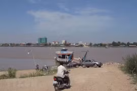 Mực nước trên Biển Hồ Tonle Sap xuống rất thấp. (Ảnh: TTXVN)