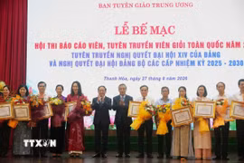 Ban Tuyên giáo Trung ương tặng Bặng khen cho 22 tập thể có thành tích xuất sắc trong công tác tổ chức Hội thi. (Ảnh: Hoa Mai/TTXVN)