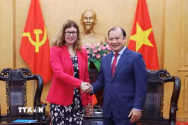 Phó Giám đốc Thường trực Học viện Chính trị quốc gia Hồ Chí Minh Lê Hải Bình tiếp bà Silvia Danailov, Trưởng Đại diện Quỹ Nhi đồng Liên hợp quốc tại Việt Nam. (Ảnh: Văn Điệp/TTXVN)