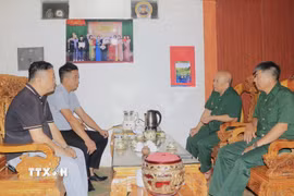Lãnh đạo Hội Cựu chiến binh xã Hưng Khánh và cán bộ xã thăm thương binh Đào Đức Chỉ, thôn Hồng Hải, xã Hưng Khánh (Lào Cai). (Ảnh: Đinh Thùy/TTXVN)