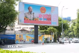 Pano điện tử chào mừng kỷ niệm 81 năm Cách mạng Tháng Tám thành công (19/8/1945-19/8/2026) và Quốc khánh nước Cộng hòa Xã hội Chủ nghĩa Việt Nam (2/9/1945-2/9/2026) tại ngã tư Hai Bà Trưng-Nguyễn Du (phường Sài Gòn, TP Hồ Chí Minh). (Ảnh: Anh Tuấn/TTXVN)