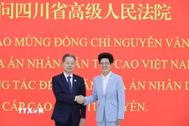 Chánh án Tòa án nhân dân tối cao Nguyễn Văn Quảng (trái) và Chánh án Tòa án nhân dân cấp cao tỉnh Tứ Xuyên Trần Chí Quân. (Ảnh: Công Tuyên/TTXVN)