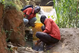Ngôi làng ở Burundi "thoát bóng tối" nhờ ý tưởng thủy điện tự chế từ một dòng sông