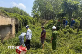 Trung tâm Kỹ thuật Tài nguyên và Môi trường, Chi nhánh khu vực Bình Phước thuộc Sở Nông nghiệp và Môi trường thành phố Đồng Nai phối hợp với các đơn vị liên quan lấy mẫu nước thải để giám định, phân tích phục vụ công tác xử lý theo quy định. (Ảnh: TTXVN phát)