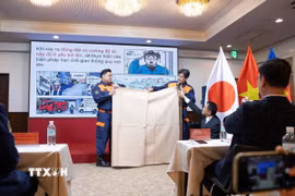 Cảnh sát Tokyo hướng dẫn một số biện pháp ứng phó trong trường hợp xảy ra thảm hoạ. (Ảnh: Xuân Giao/TTXVN)