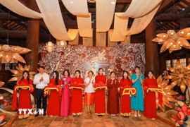 Các đại biểu cắt băng khai mạc triển lãm. (Ảnh: Khánh Hoà/TTXVN)