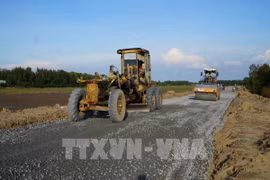 Nhà thầu tập trung thi công gói thầu số 20 (Dự án đường ĐT.857), phấn đấu hoàn thành vào cuối năm 2026. (Ảnh: Nhựt An/TTXVN)