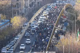 Người dân Iran tập trung biểu tình ngày 29/12. (Ảnh: AFP)