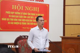Chủ tịch Ủy ban Nhân dân tỉnh Thanh Hóa Tô Anh Dũng phát biểu chỉ đạo và giao nhiệm vụ cho các đơn vị. (Ảnh: Việt Hoàng/TTXVN)