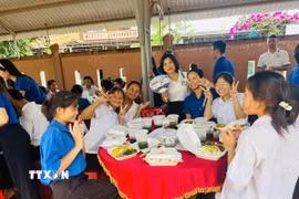 Các thí sinh người đồng bào dân tộc thiểu số được hỗ trợ cơm trưa miễn phí. (Ảnh: TTXVN phát)