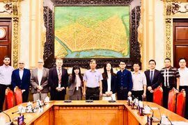 Bà Stéphanie Đỗ (thứ 5 từ trái sang) trong buổi làm việc vào tháng 8/2026 với các sở ngành của TP Hồ CHí Minh. (Ảnh: TTXVN phát)