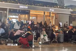 Nhiều hành khách bị kẹt lại tại sân bay quốc tế Soekarno-Hatta. (Ảnh: Đỗ Quyên/TTXVN)