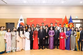Chủ tịch Quốc hội Trần Thanh Mẫn với đại diện cộng đồng người Việt Nam tại Hàn Quốc. (Ảnh: Doãn Tấn/TTXVN)