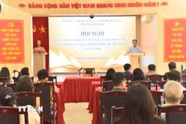 Bí thư Đảng ủy, Chủ tịch Hội đồng Nhân dân phường Hồng Hà Bùi Tuấn Anh chỉ đạo nội dung lấy ý kiến nhân dân. (Ảnh: Kim Anh/TTXVN)