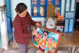 Tác phẩm tranh trên kiếng ở đây chủ yếu thể hiện các tích Phật giáo Nam tông Khmer, phong cảnh chùa chiền và hình ảnh ông bà, tổ tiên, phục vụ thờ cúng và trang trí nhà cửa. (Ảnh: TTXVN)