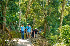 Du khách tham quan Mường Phăng. (Ảnh: Vietnam+)
