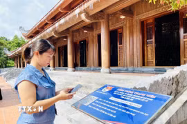 Người dân trải nghiệm quét mã QR tìm hiểu thông tin ở Công trình thanh niên số hóa Quảng trường Hồ Chí Minh-Đền thờ Bác Hồ và các anh hùng liệt sỹ (phường Đồng Hới, tỉnh Quảng Trị). (Ảnh: Võ Dung/TTXVN)