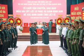 Lãnh đạo tỉnh Quảng Ngãi thực hiện nghi thức bàn giao hơn 2.200 mẫu sinh phẩm hài cốt liệt sỹ cho Viện Pháp y Quân đội. (Ảnh: TTXVN)