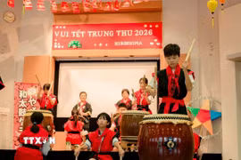 Các cháu thiếu nhi tại Hiroshima tham gia biểu diễn tiết mục trống Taiko. (Ảnh: Nguyễn Tuyến/TTXVN)