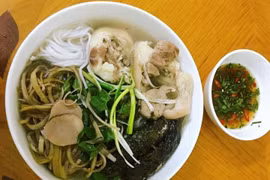 Bún bung hoa chuối - món ngon dân dã của người dân quê Hưng Yên. (Ảnh: Vietnam+)